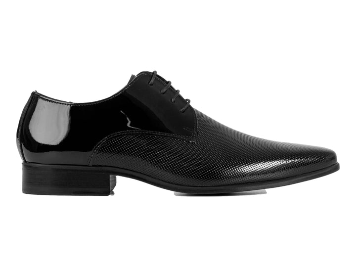 Zapato de vestir negro para hombre con acabado en charol y detalles texturizados.