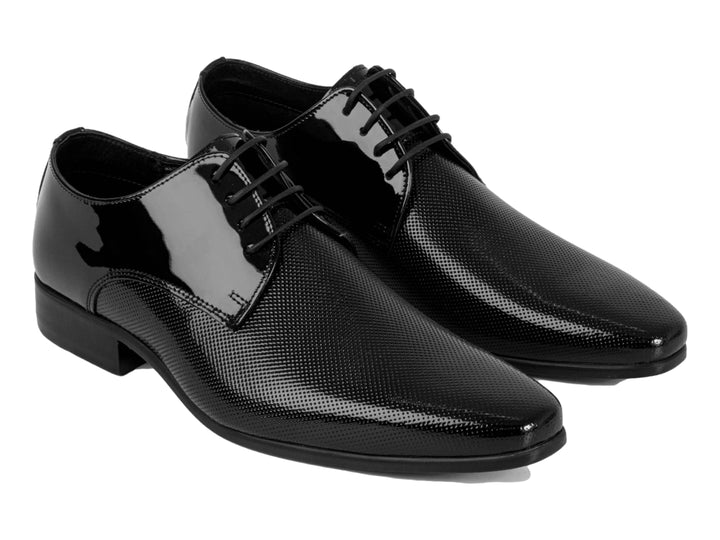 Zapato de vestir negro para hombre con acabado en charol y detalles texturizados.