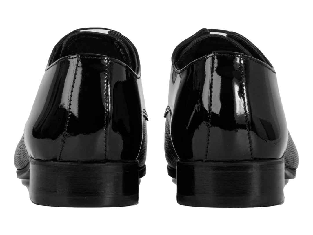 Zapato de vestir negro para hombre con acabado en charol y detalles texturizados.