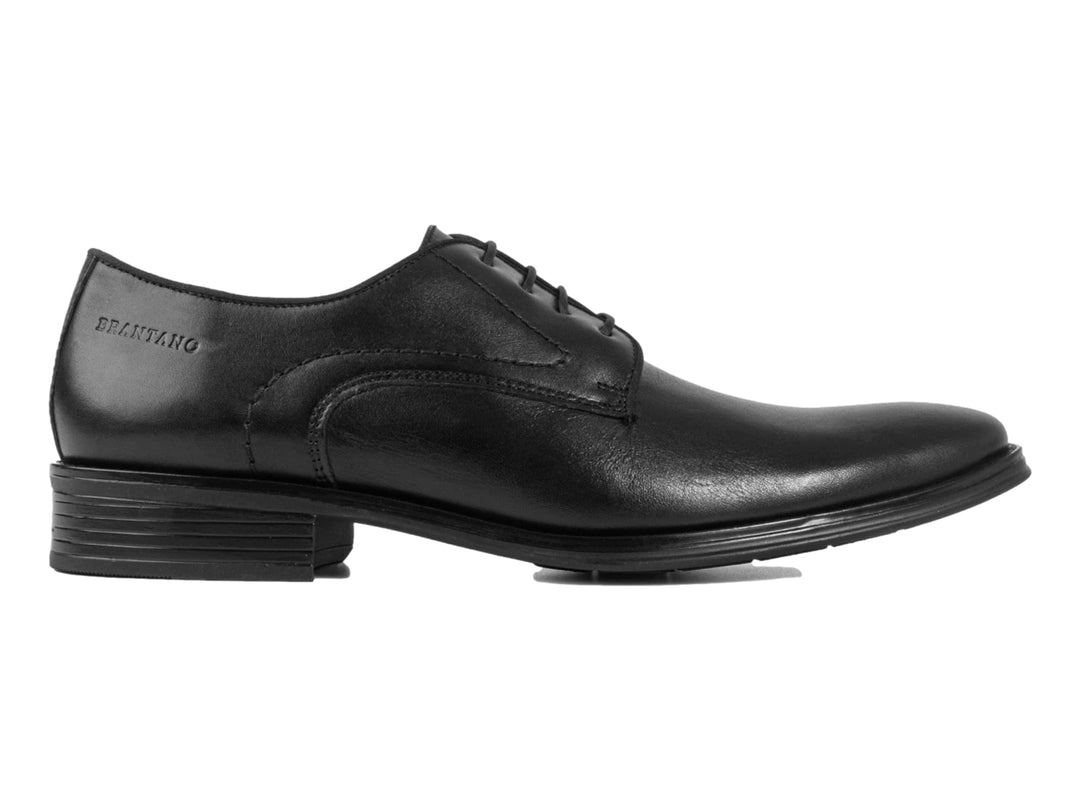 Zapato formal negro para hombre, confeccionado en cuero con cordones y suela plana.