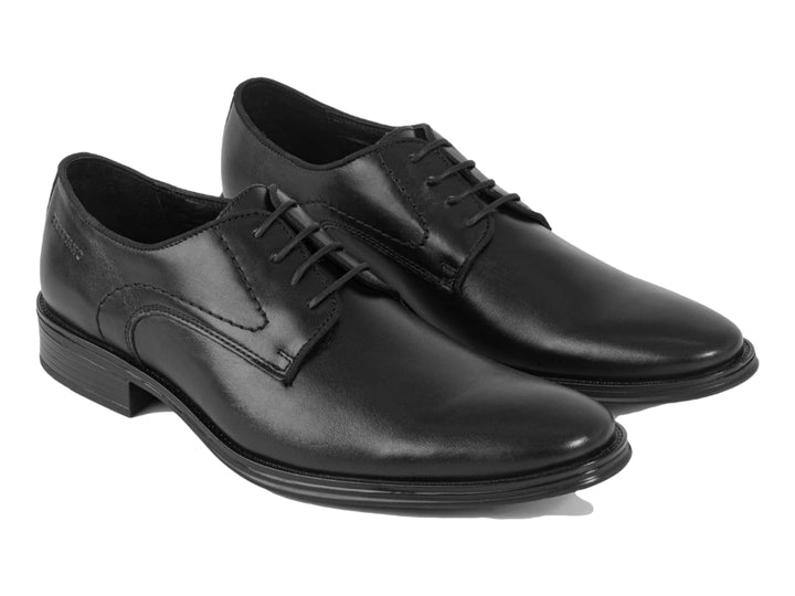 Zapato formal negro para hombre, confeccionado en cuero con cordones y suela plana.