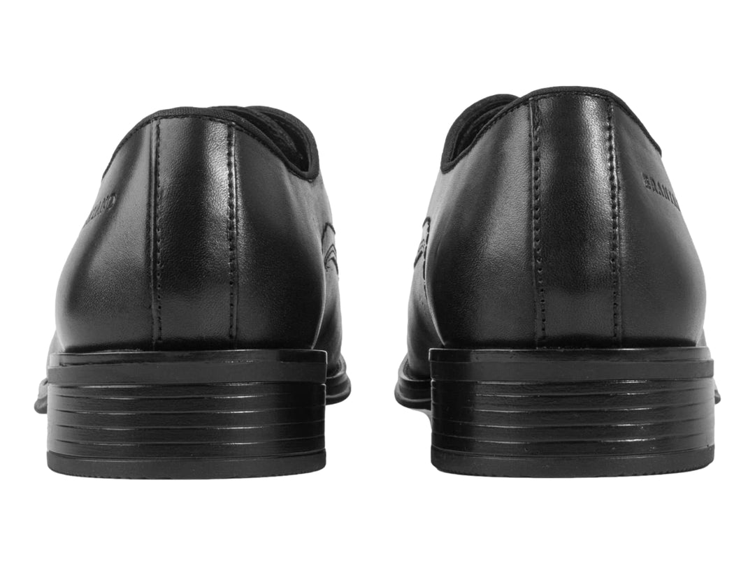 Zapato formal negro para hombre, confeccionado en cuero con cordones y suela plana.