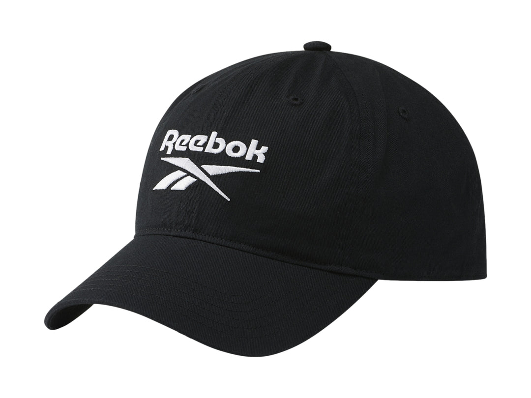 Gorra deportiva Reebok de color negro con logotipo blanco frontal y visera curva.