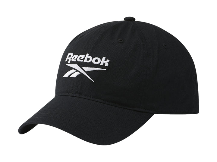 Gorra deportiva Reebok de color negro con logotipo blanco frontal y visera curva.
