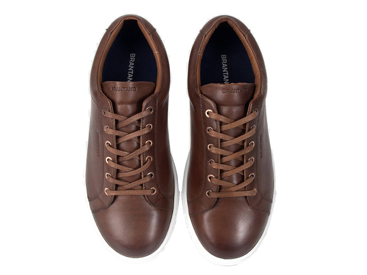 Tenis Brantano Opus para hombre en color café con suela blanca.