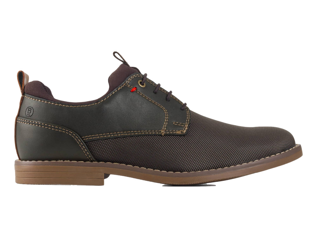 Zapato casual color musgo con detalles en cuero y tela, cordones y suela color café.