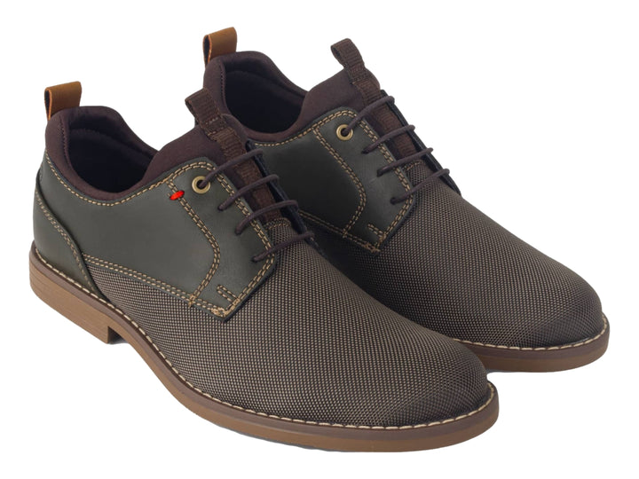 Zapato casual color musgo con detalles en cuero y tela, cordones y suela color café.
