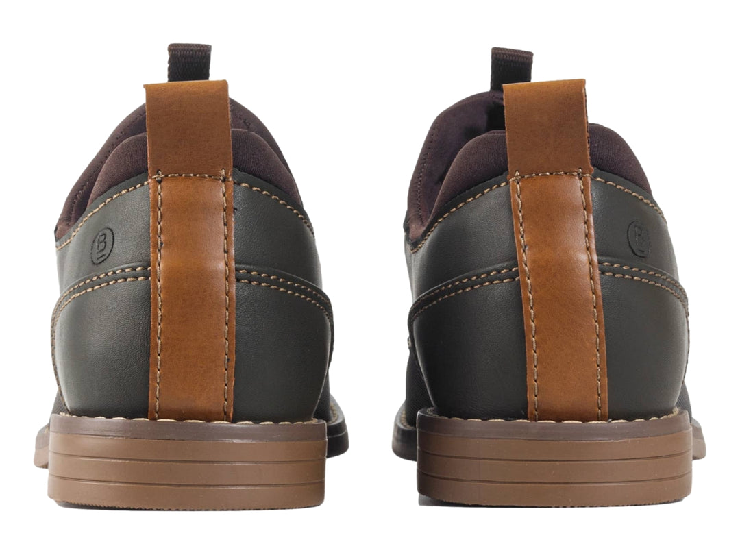 Zapato casual color musgo con detalles en cuero y tela, cordones y suela color café.