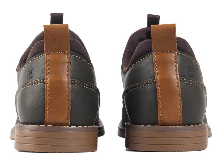 Zapato casual color musgo con detalles en cuero y tela, cordones y suela color café.