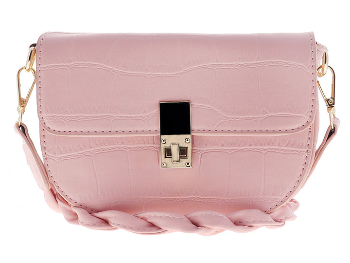 Bolso rosa con textura de piel de cocodrilo, cierre dorado y detalle trenzado en la base.