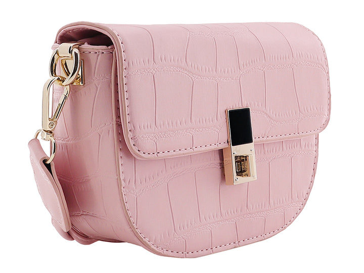 Bolso rosa con textura de piel de cocodrilo, cierre dorado y detalle trenzado en la base.