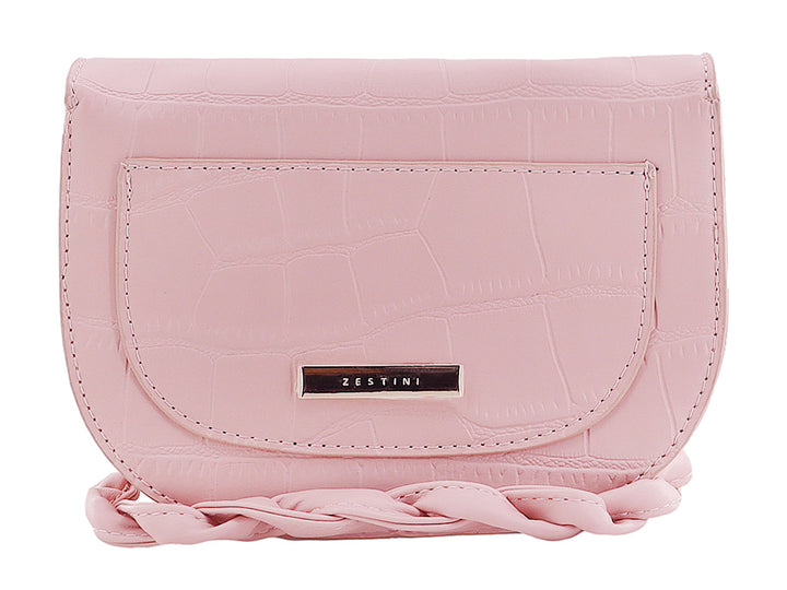 Bolso rosa con textura de piel de cocodrilo, cierre dorado y detalle trenzado en la base.