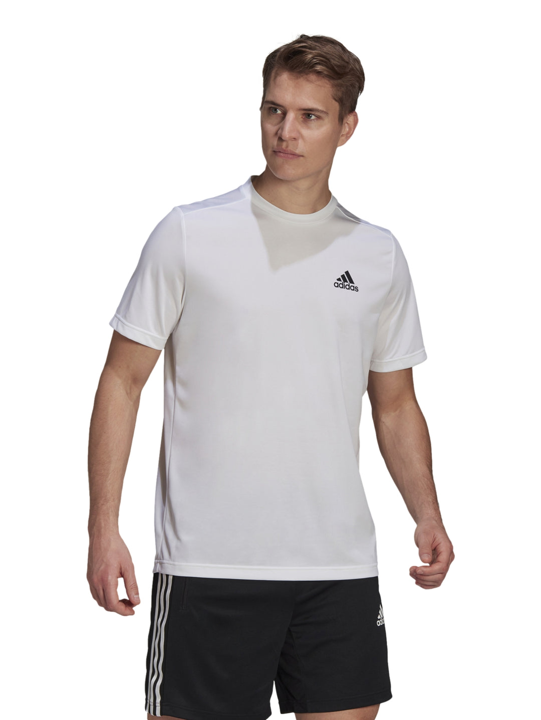 Hombre vistiendo playera deportiva blanca de manga corta marca Adidas y pantalones cortos negros.
