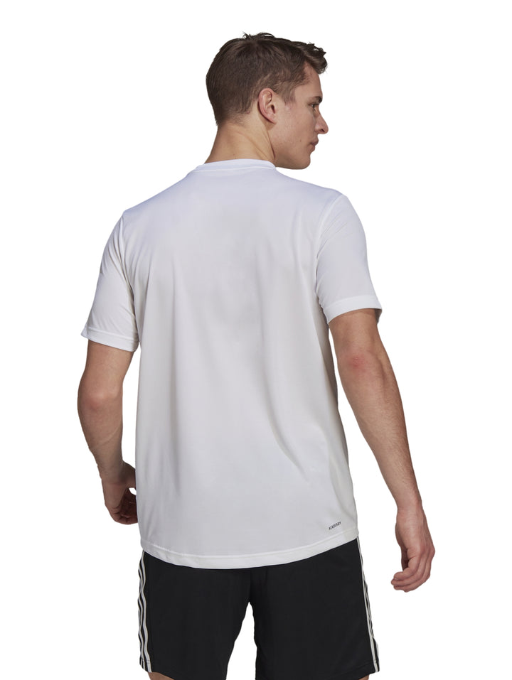 Hombre vistiendo playera deportiva blanca de manga corta marca Adidas y pantalones cortos negros.