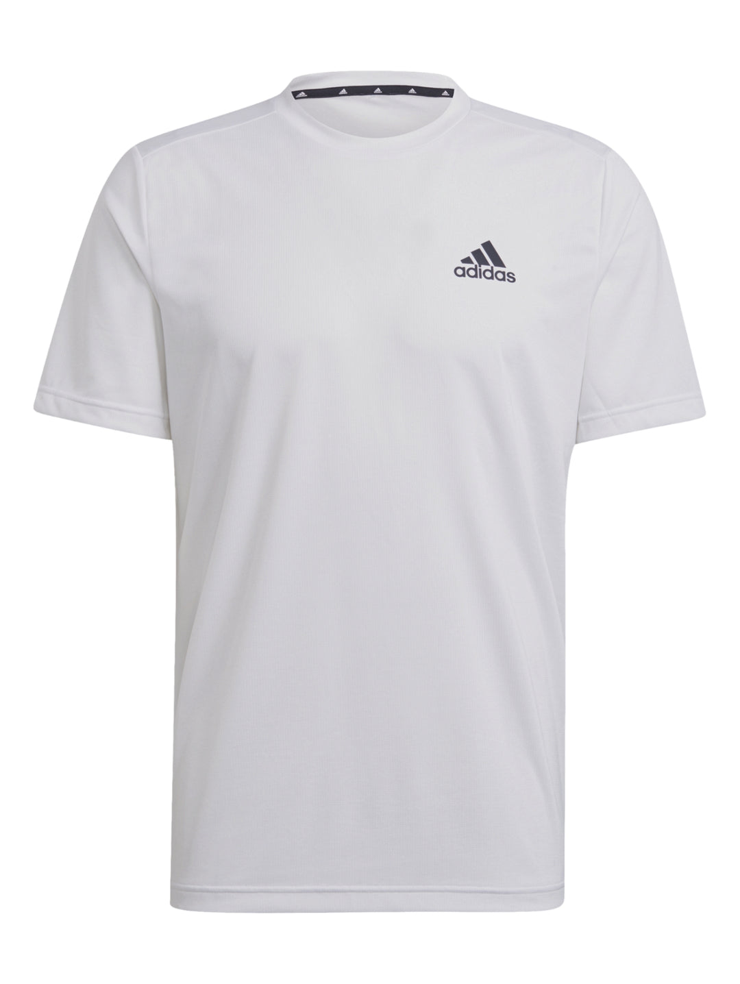 Hombre vistiendo playera deportiva blanca de manga corta marca Adidas y pantalones cortos negros.