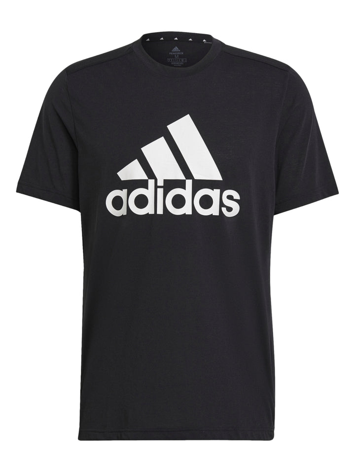Hombre vistiendo playera deportiva Adidas color negro con logotipo blanco en el pecho.