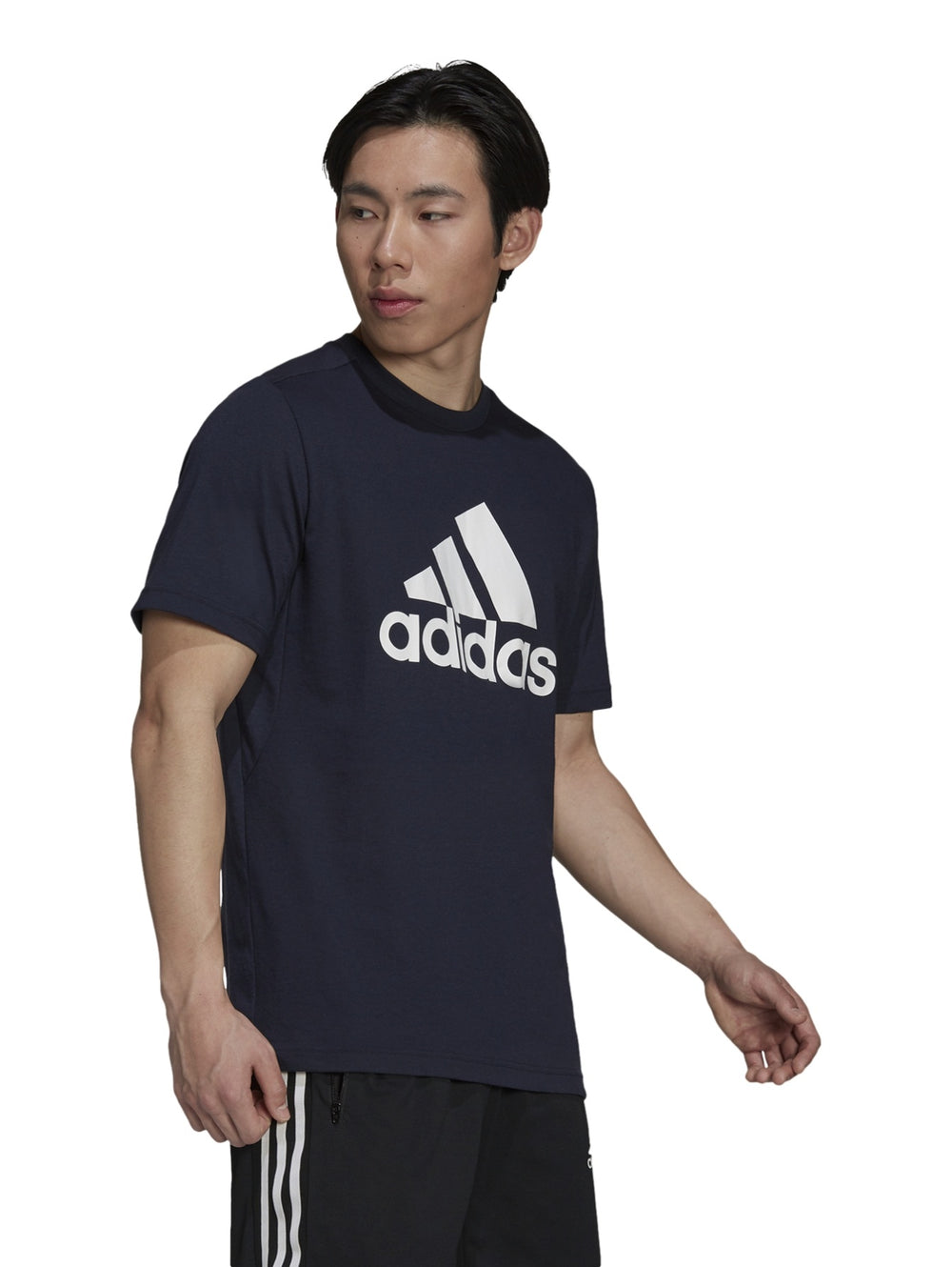 Playera deportiva Adidas color azul marino con logotipo blanco frontal.