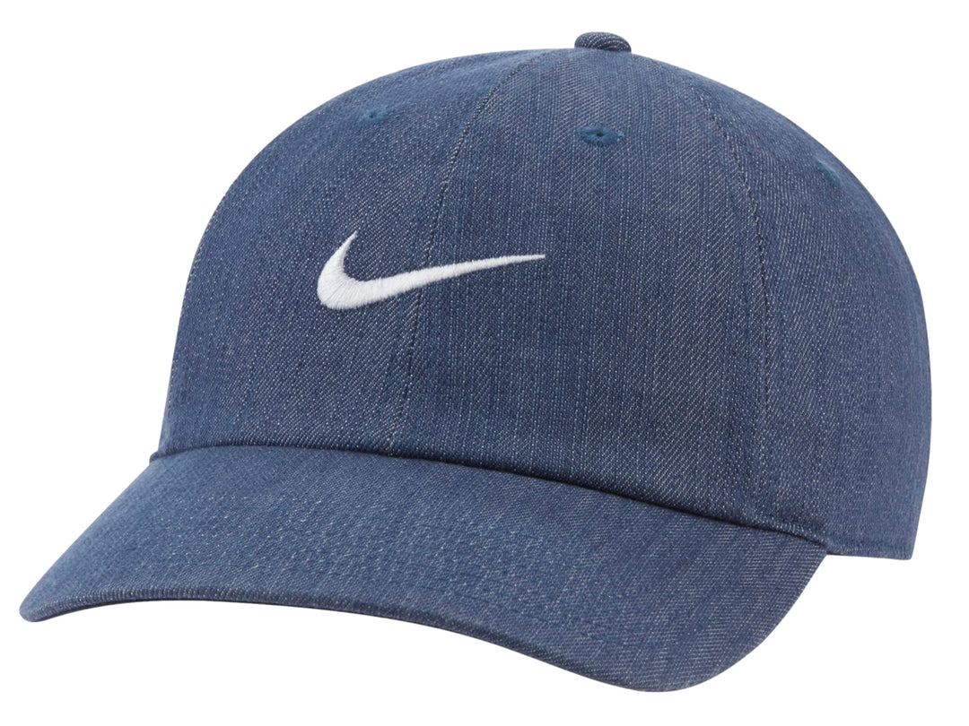 Gorra Nike azul marino de tela denim con logotipo Swoosh blanco en el frente.
