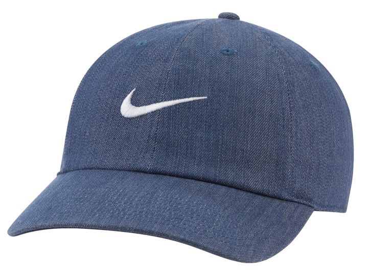 Gorra Nike azul marino de tela denim con logotipo Swoosh blanco en el frente.
