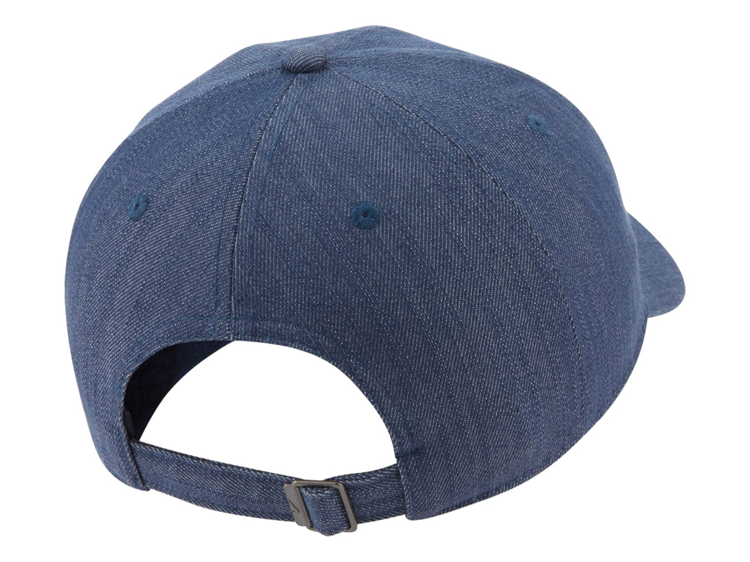Gorra Nike azul marino de tela denim con logotipo Swoosh blanco en el frente.