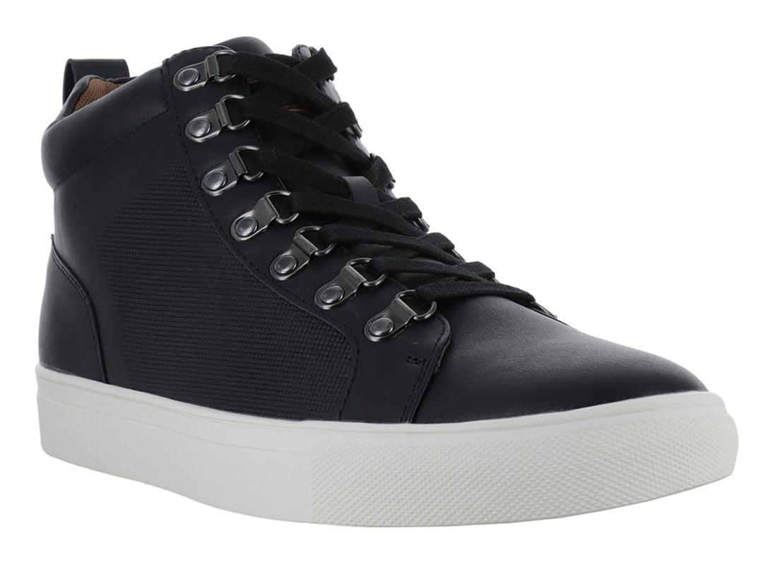Tenis casuales de bota color negro con suela blanca y ojillos metálicos.