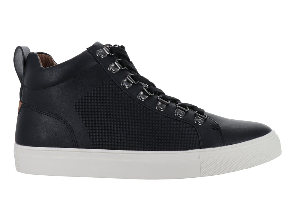 Tenis casuales de bota color negro con suela blanca y ojillos metálicos.