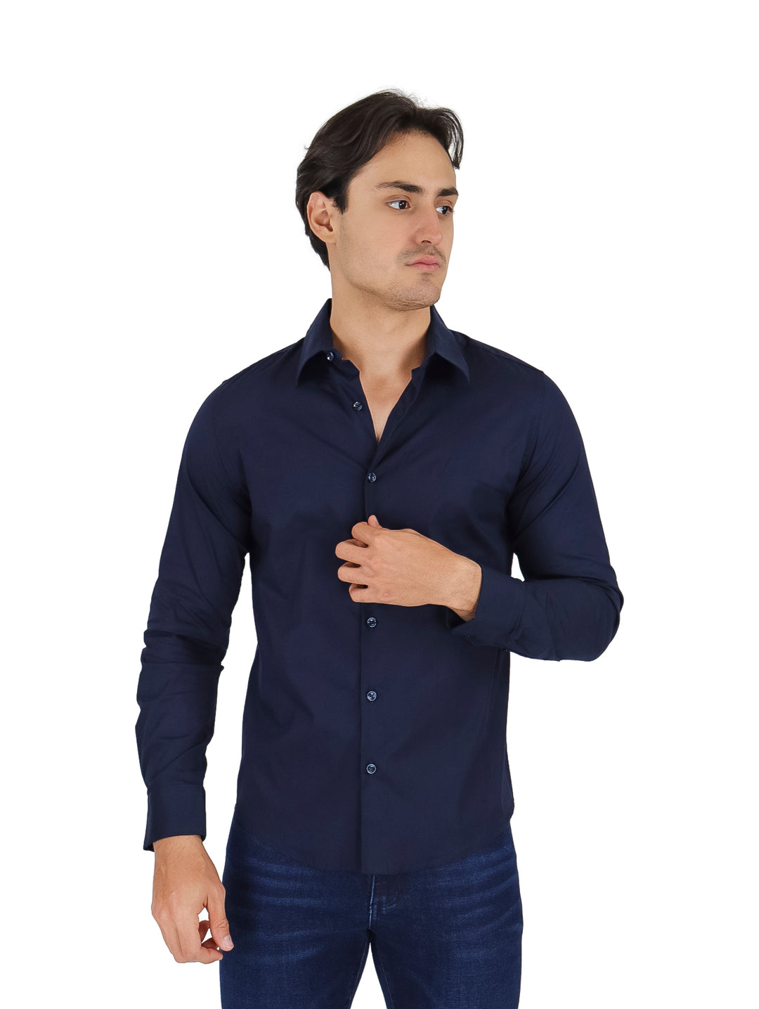 Hombre vistiendo una camisa de manga larga color azul marino y pantalones vaqueros.