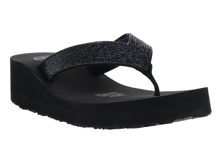 Sandalias negras de plataforma con tira brillante tipo flip-flop.