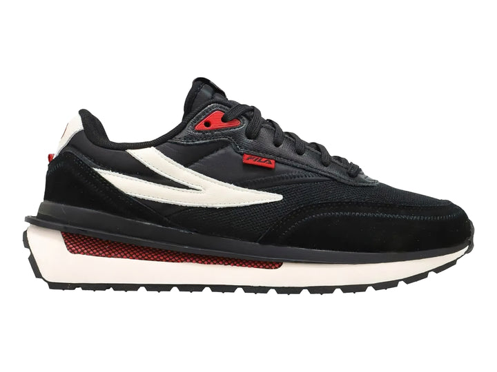 Tenis deportivos FILA en color negro con detalles en blanco y rojo, suela blanca y diseño casual.