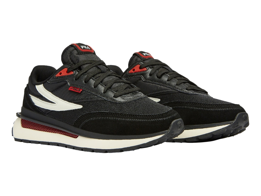 Tenis deportivos FILA en color negro con detalles en blanco y rojo, suela blanca y diseño casual.