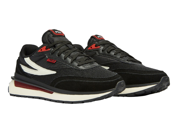 Tenis deportivos FILA en color negro con detalles en blanco y rojo, suela blanca y diseño casual.