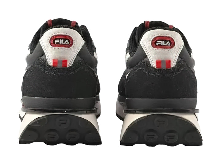 Tenis deportivos FILA en color negro con detalles en blanco y rojo, suela blanca y diseño casual.