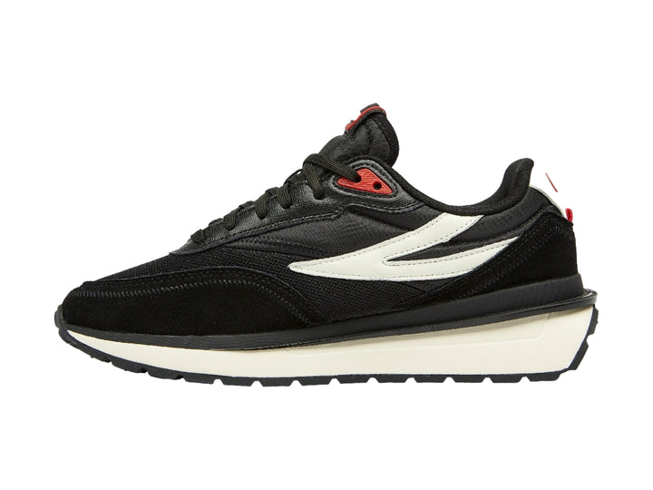 Tenis deportivos FILA en color negro con detalles en blanco y rojo, suela blanca y diseño casual.