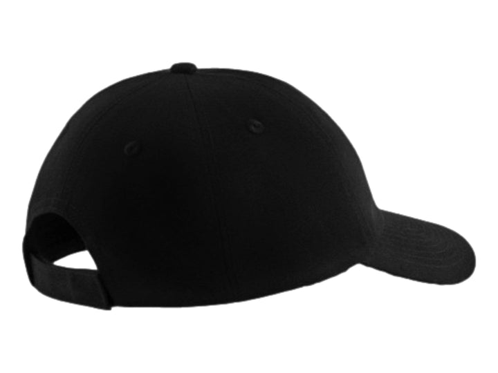 Gorra deportiva PUMA de color negro con logotipo blanco bordado en el frente.