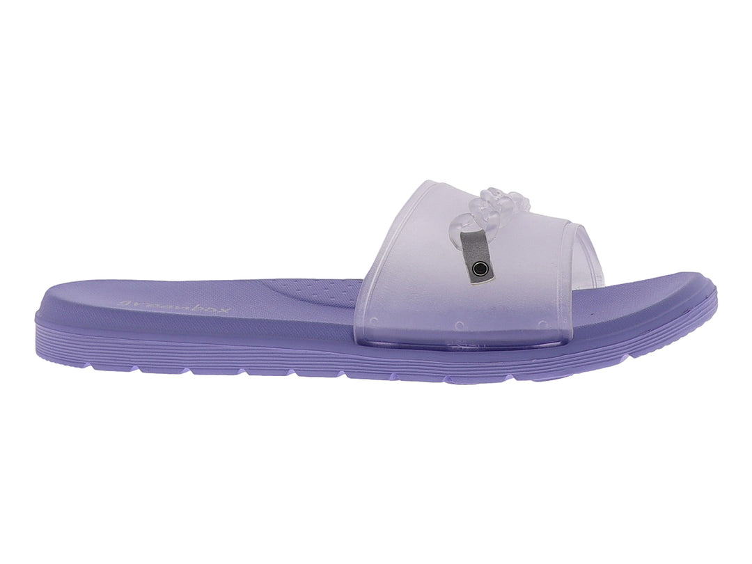 Sandalia color lavanda con tira transparente y detalle de cadena blanca en la parte superior.
