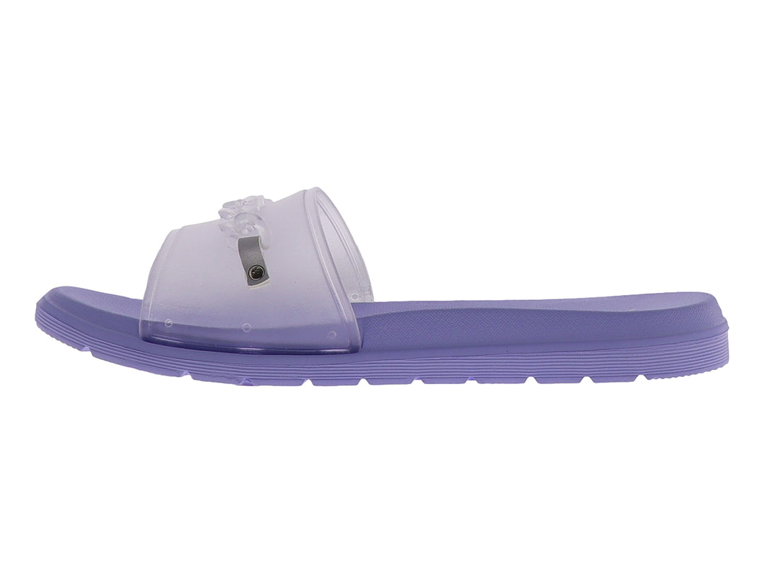 Sandalia color lavanda con tira transparente y detalle de cadena blanca en la parte superior.