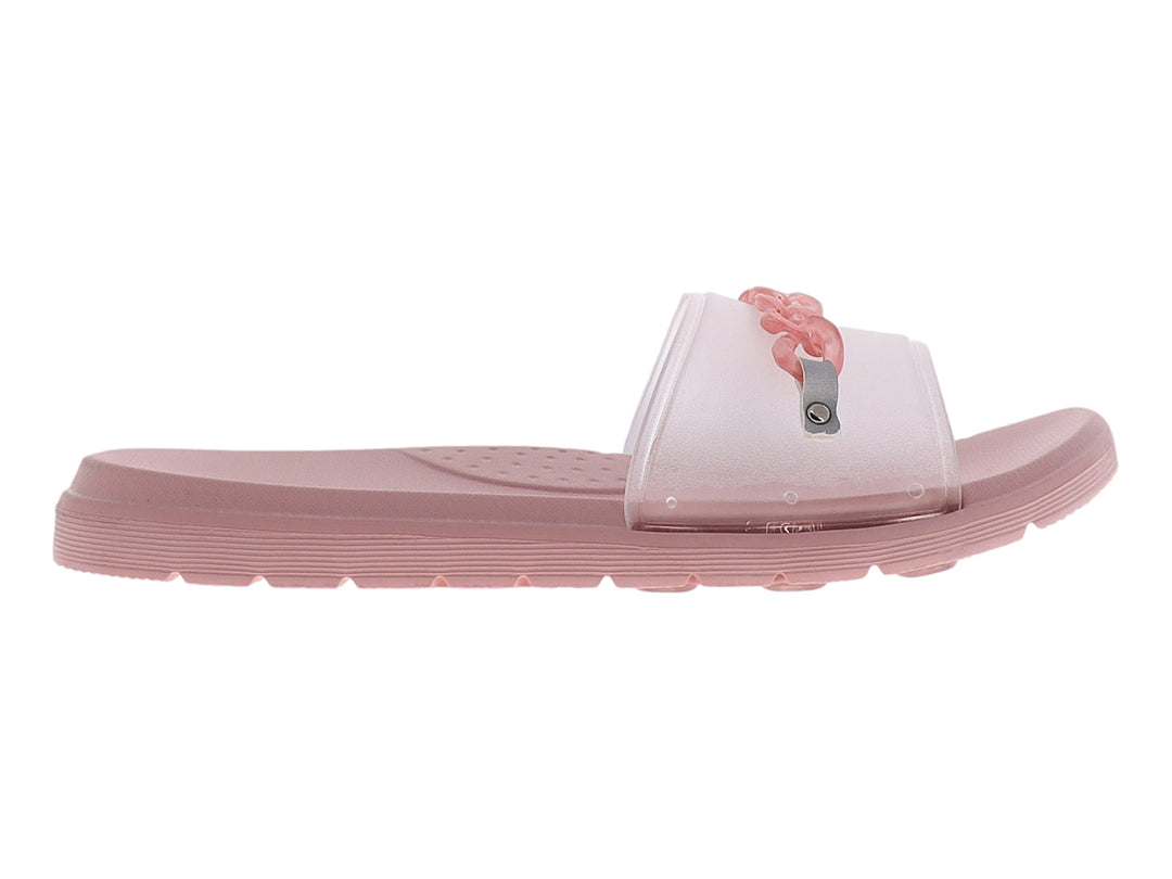 Sandalia color rosa palo con tira transparente y detalle de cadena decorativa en la parte superior.