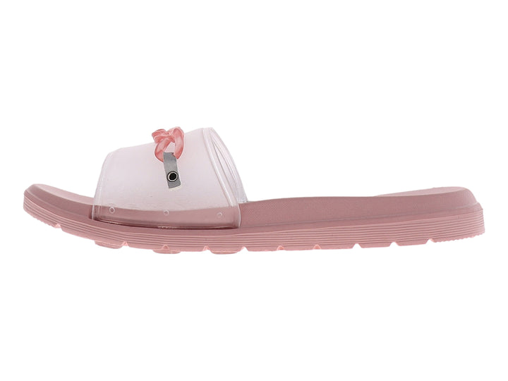 Sandalia color rosa palo con tira transparente y detalle de cadena decorativa en la parte superior.