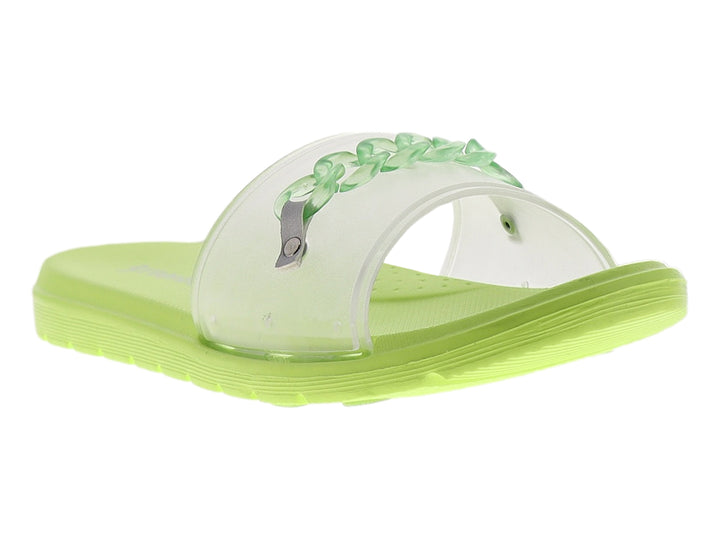 Sandalia plana color verde limón con correa transparente y detalle trenzado.