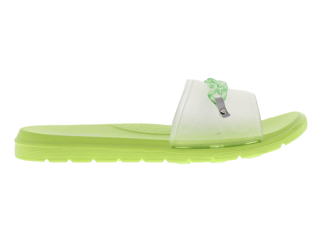 Sandalia plana color verde limón con correa transparente y detalle trenzado.