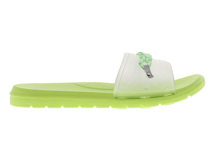 Sandalia plana color verde limón con correa transparente y detalle trenzado.