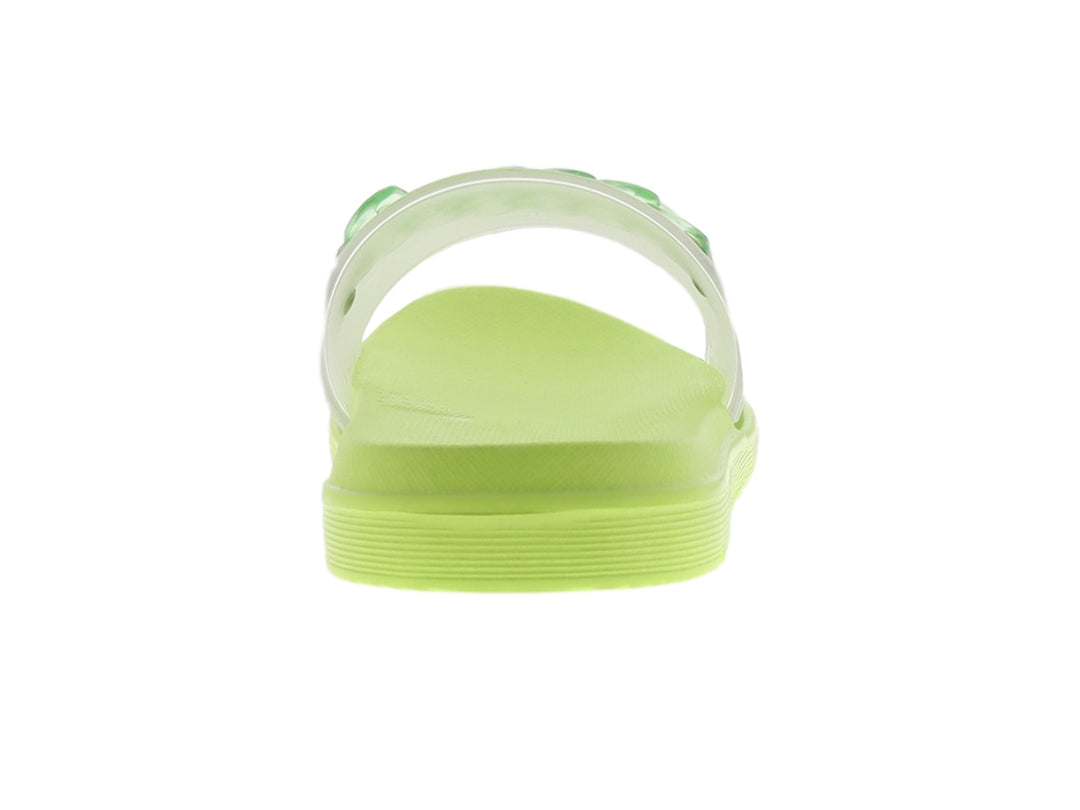 Sandalia plana color verde limón con correa transparente y detalle trenzado.