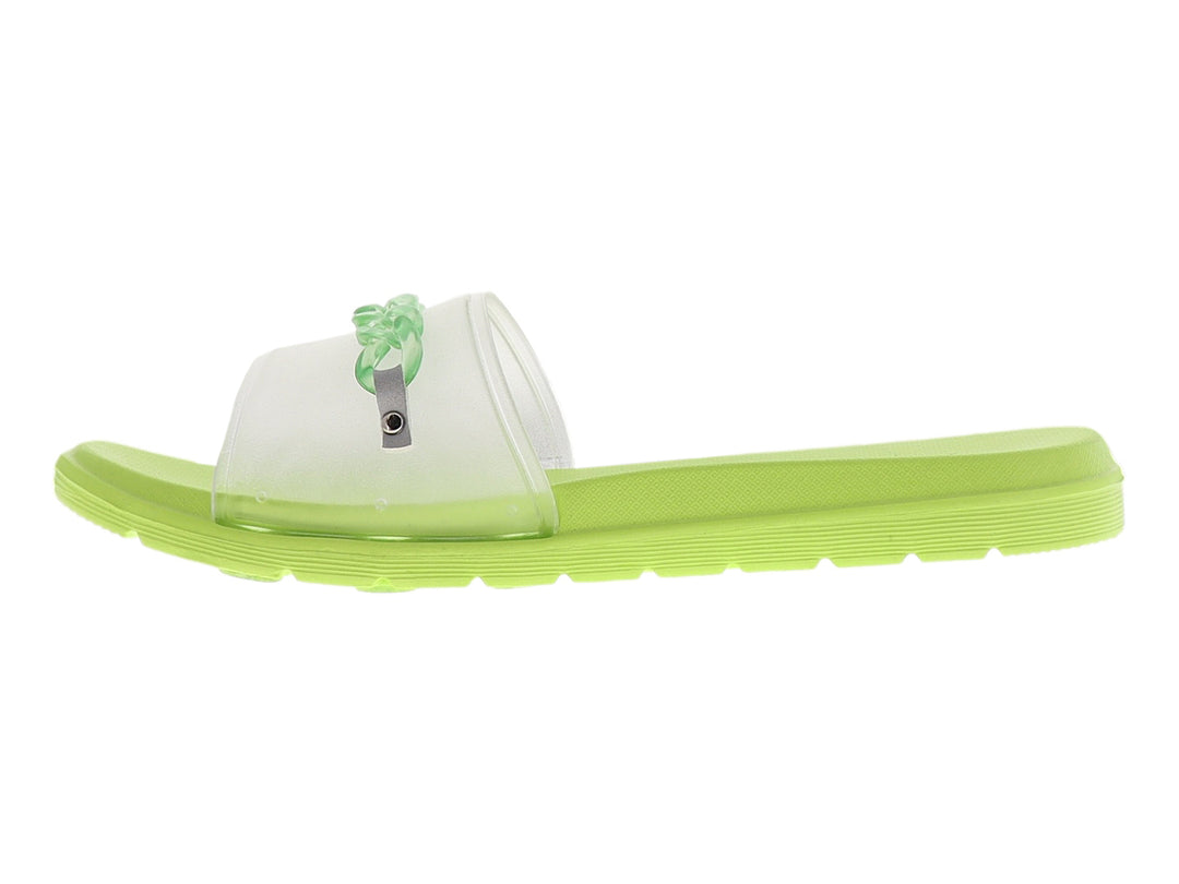 Sandalia plana color verde limón con correa transparente y detalle trenzado.