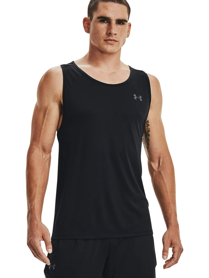 Hombre vistiendo una camiseta sin mangas deportiva de color negro de la marca Under Armour.