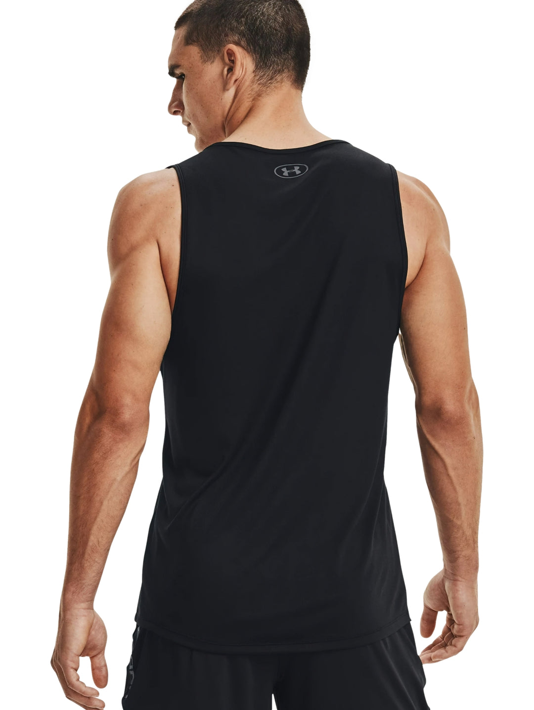 Hombre vistiendo una camiseta sin mangas deportiva de color negro de la marca Under Armour.