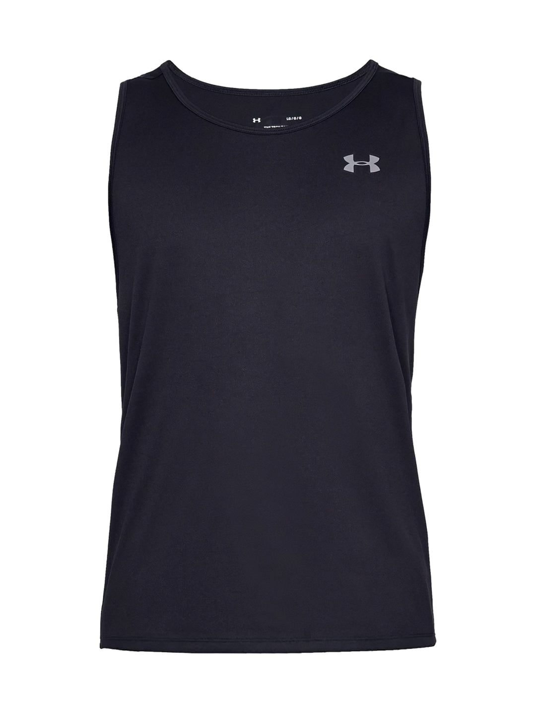 Hombre vistiendo una camiseta sin mangas deportiva de color negro de la marca Under Armour.