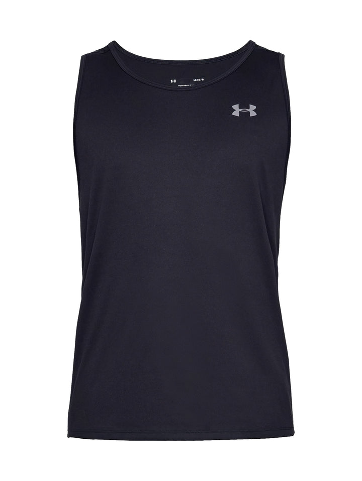 Hombre vistiendo una camiseta sin mangas deportiva de color negro de la marca Under Armour.