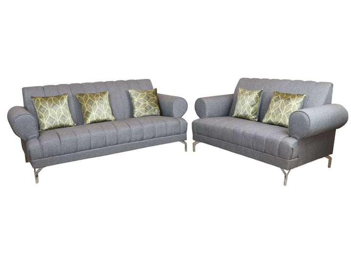 Conjunto de sala color silver compuesto por un sofá de tres plazas y uno de dos plazas con cojines decorativos verdes.