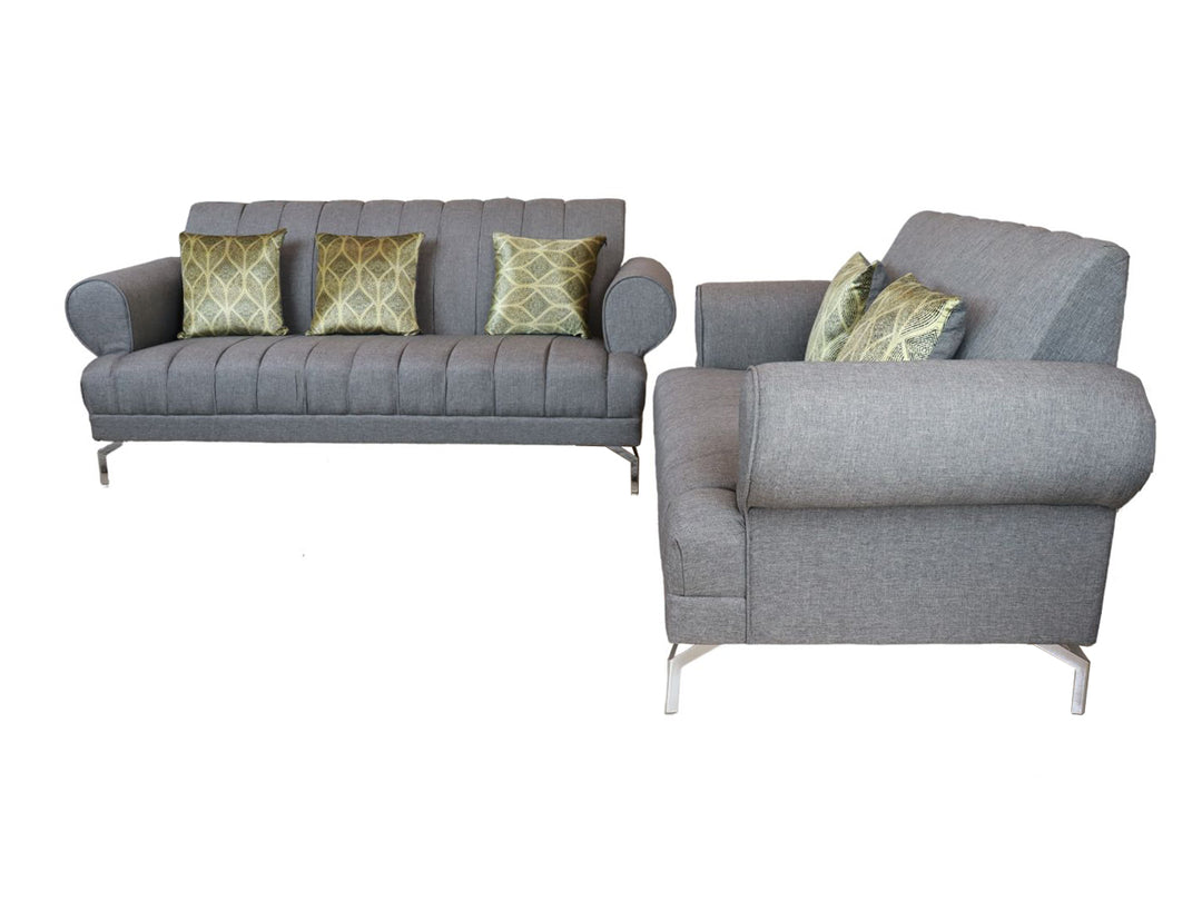 Conjunto de sala color silver compuesto por un sofá de tres plazas y uno de dos plazas con cojines decorativos verdes.