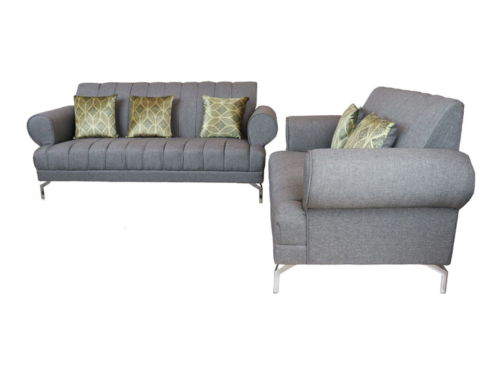Conjunto de sala color silver compuesto por un sofá de tres plazas y uno de dos plazas con cojines decorativos verdes.